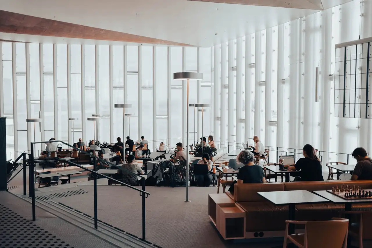 Rolig studieomgivelse i Oslo med bøker og lesesaler