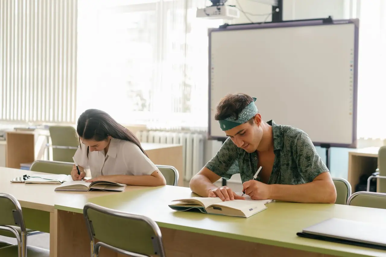 Voksne elever i konsentrert fordypning med notater og faglitteratur